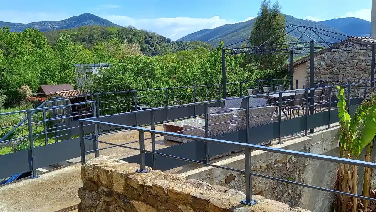 terrasse gite pierre ardeche pergola